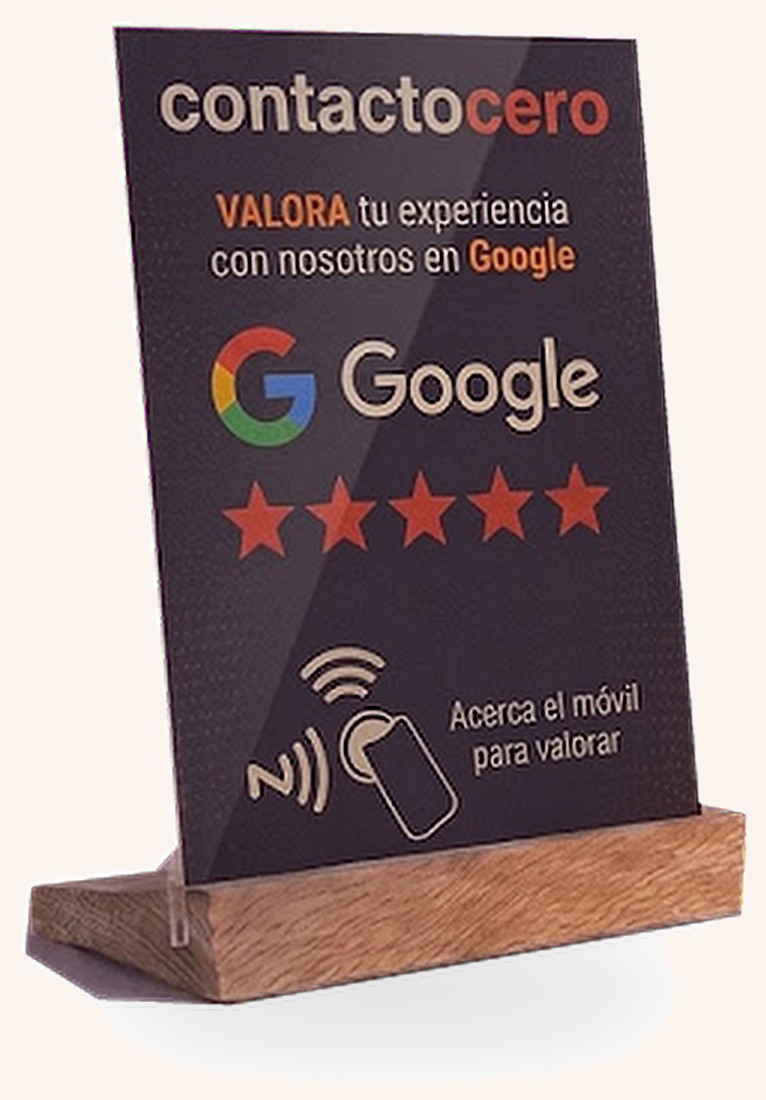 Placa de reseñas personalizada con logo Contactocero, base de madera